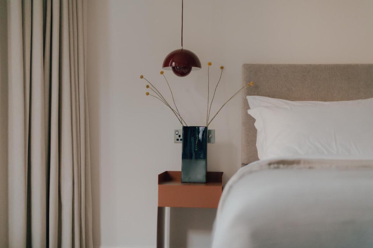 Leighton House - Boutique Guesthouse Bath Bagian luar foto A bedside table