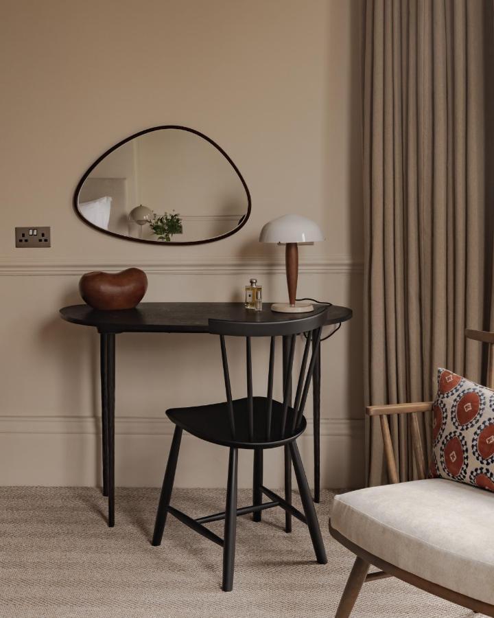 Leighton House - Boutique Guesthouse Bath Bagian luar foto A contemporary dressing table