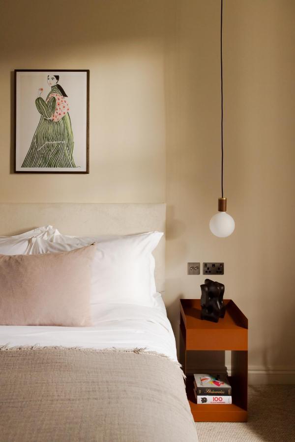 Leighton House - Boutique Guesthouse Bath Bagian luar foto A pendant light