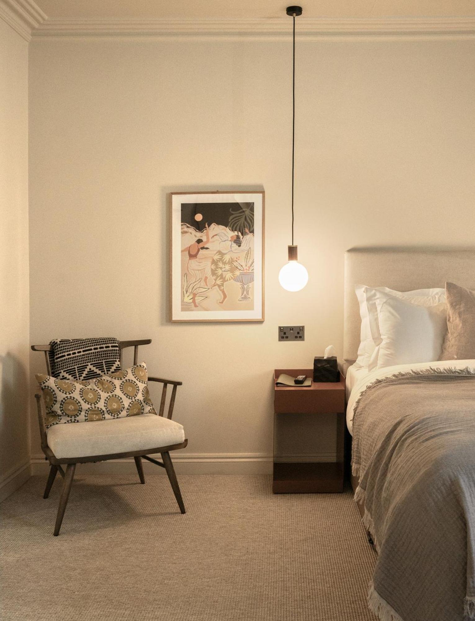 Leighton House - Boutique Guesthouse Bath Bagian luar foto A bedroom with a light bulb