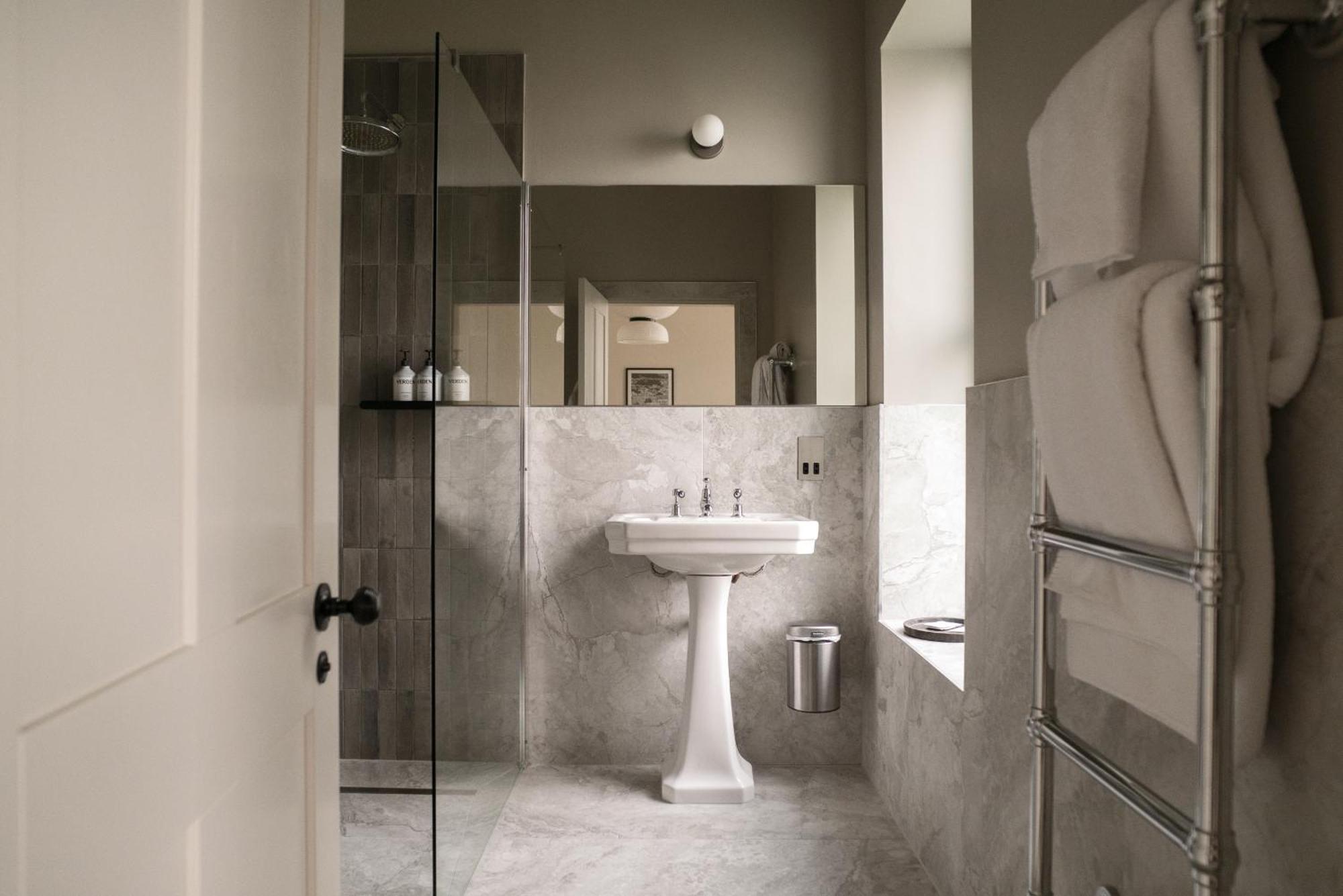 Leighton House - Boutique Guesthouse Bath Bagian luar foto Bathroom