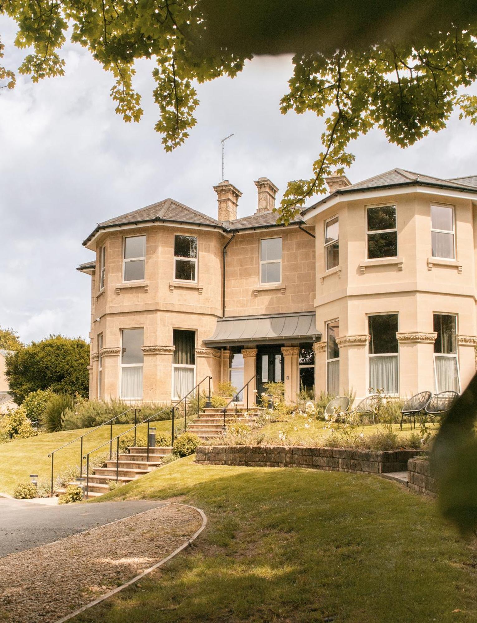 Leighton House - Boutique Guesthouse Bath Bagian luar foto The former vicarage of St. Andrew's Church, now the home of the school's headmaster