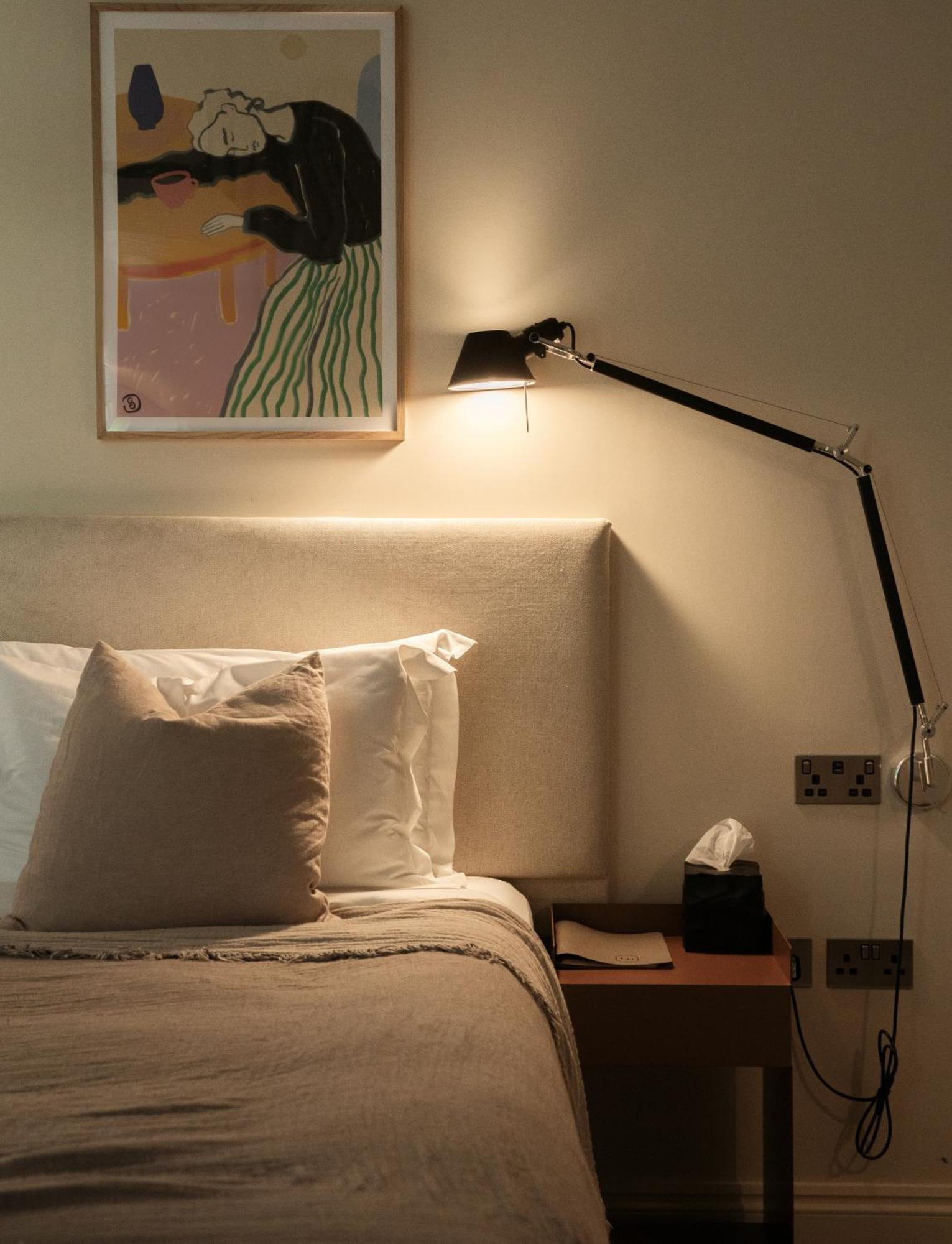 Leighton House - Boutique Guesthouse Bath Bagian luar foto A wall-mounted lamp