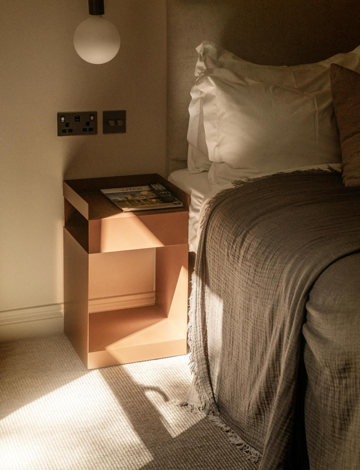 Leighton House - Boutique Guesthouse Bath Bagian luar foto A bedside table