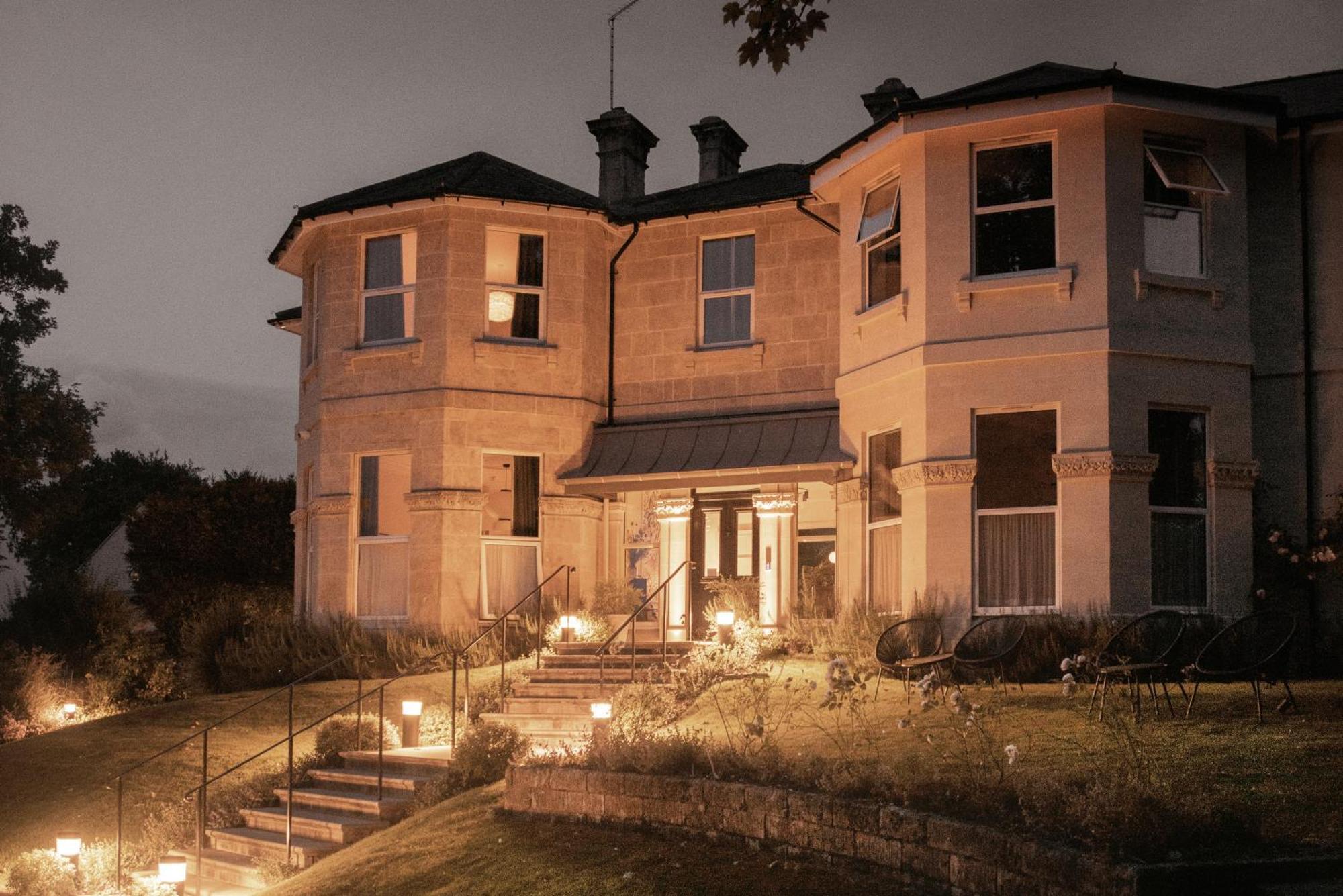 Leighton House - Boutique Guesthouse Bath Bagian luar foto The main house at night