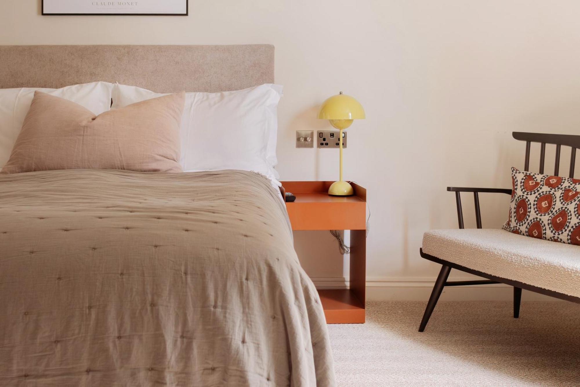Leighton House - Boutique Guesthouse Bath Bagian luar foto A bedroom with a bed, a chair and a bedside table